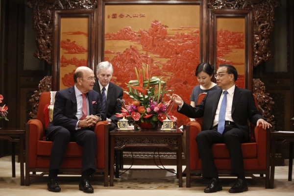지난 해 9월 25일 중국 베이징 중난하이에서 25일 리커창(李克强) 중국 총리가 윌버 로스 미국 상무장관과 대화하고 있다.(사진=뉴시스)