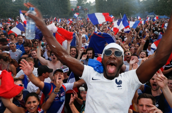 프랑스 파리 샹드 마르스 공원에서 설치된 대형 스크린으로 크로아티아와의 2018 러시아 월드컵 결승전을 지켜보던 시민들이 프랑스가 4대 2로 승리, 우승이 확정되자 환호하고 있다.(사진=뉴시스)