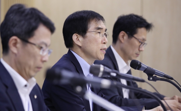 정규일(가운데) 부총재보가 12일 서울 중구 한국은행 기자실에서 2018년 하반기 경제전망 기자설명회를 하고 있다. 한은은 올해 경제성장률을 2.9%로 2019년은 2.8%로 전망했다. (사진=뉴시스)