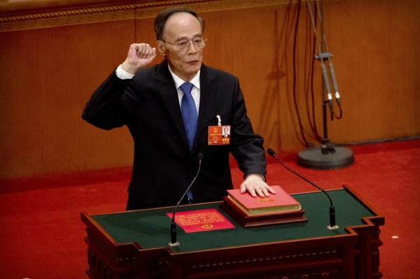 지난 3월 17일 베이징 인민대회당에서 열린 13기 중국 전국인민대표대회(전인대) 1차 전체회의에서 국가 부주석으로 선출된 왕치산(王岐山)이 취임 선서를 하고 있다.(사진=뉴시스)