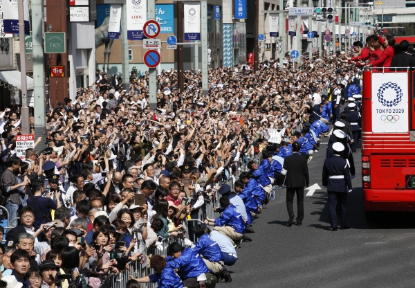 2016년 10월 7일 일본 도쿄에서 올 리우 하계올림픽과 패럴림픽 메달리스트들이 카 퍼레이드를 벌이자 시민들이 열광적으로 환영하고 있다. 도쿄는 2020 하계올림픽 개최지다.(사진=뉴시스)