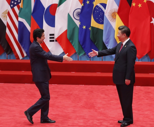2016년 9월 4일 시진핑 중국 국가주석이 아베 신조 일본 총리와  주요20개국 (G20) 정상회의가 열린 중국 항저우국제전시장에서 악수하고 있다. (사진=뉴시스)