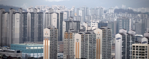 정부의 대출규제와 미국 금리인상까지 겹치며 기존주택을 구입하려는 매수세 마저 소강상태를 보이고 있다. 사진은 서울의 대규모 아파트 단지의 모습.(사진