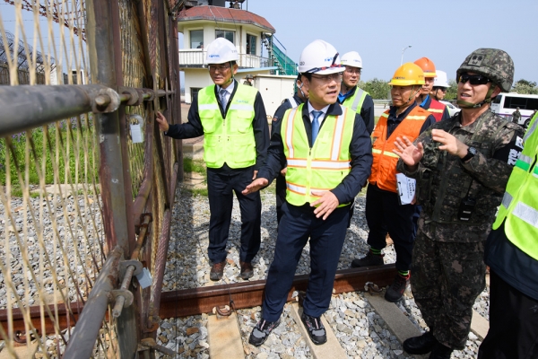 오영식(왼쪽 두번째) 코레일 사장이 지난 5월 14일 동해북부선 제진역을 방문해 현장점검을 하고 있다.(사진=뉴시스)