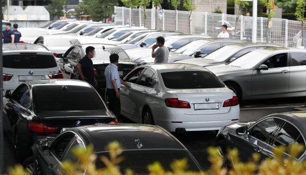 정부가 BMW 화재 원인 규명을 위해 민관합동 정밀 분석에 착수한 가운데 6일 오전 서울 영등포 BMW 서비스센터에서 점검을 받으려는 차량들로 붐비고 있다.(사진=뉴시스)