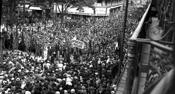 1936년 툴루즈의 한 광장에 모여 노동 조건 향상을 요구하는 시민들 (사진출처=툴루즈 시청)