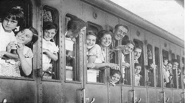 1930년대 기차로 휴가를 떠나는 프랑스인의 얼굴에 웃음이 활짝 번진다.출처 : CCAS(Caisse centrale d’activités sociales) 역사 아카이브