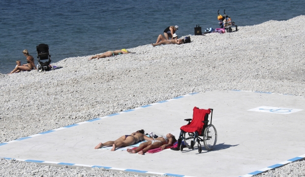 프랑스 남동부 니스에서 장애인만 출입할 수 있는 해변에서 휠체어를 몰고 언 여성들이 일광욕을 즐기고 있다.(사진=뉴시스)
