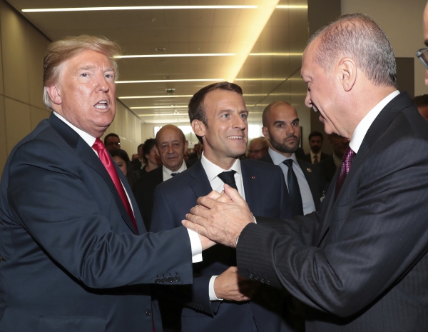 트럼프 미 대통령(왼쪽)이 11일 나토 정상회담 도중 레제프 타이이프 에르도안 터키 대통령과 악수하고 있다. (사진=뉴시스)