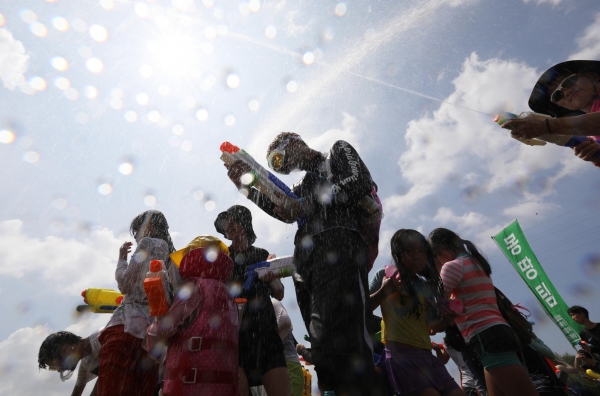 4일 오후 난지한강공원에서 열린 '2018 한강 물싸움 축제'에 참가한 시민들이 물총 싸움으로 더위를 이겨내고 있다. (사진=뉴시스)