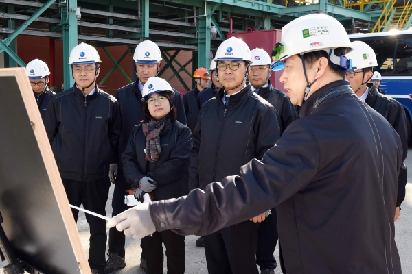 류희인 행정안전부 재난안전관리본부장이 16일 한국가스공사 인천기지본부를 방문해 LNG 생산기지 설비 안전 점검을 하고 있다.  (사진=뉴시스)