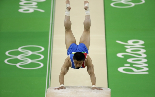 북한 리세광이 2016 리우데자이네루 올림픽 체조 남자 도마 결선에서 고난도 연기를 펼치고 있다. 리세광은 1·2차시기 합계 평균 15.691점을 기록해 금메달을 목에 걸었다. (사진=뉴시스)