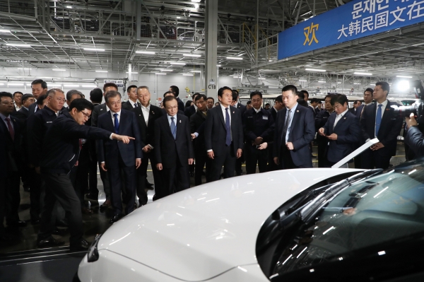 지난 해 12월 중국 국빈 방문 중 문재인 대통령이  중국 충칭시 현대자동차 제5공장을 방문해 현지에서 생산된 차량을 살펴보고 있다. (사진=뉴시스)