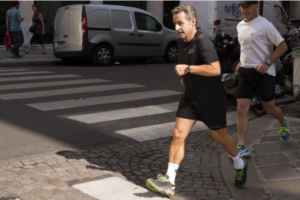파리 거리를 경호원과 함께 달리는 사르코지 전 프랑스 대통령.사르코지는 선거비용 관련 부정 등 다수의 심각한 혐의에도 불구,여전히 프랑스의 거리를 활보하고 있다.(사진=AFP)