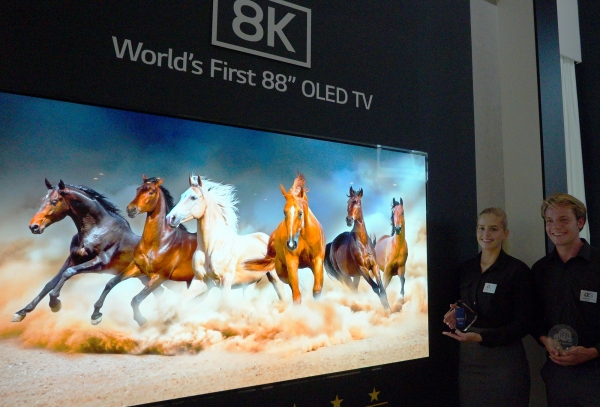 LG전자가 세계 최초로 공개한 LG 8K 올레드 TV를 ‘전시 최고 제품’으로 선정했다.