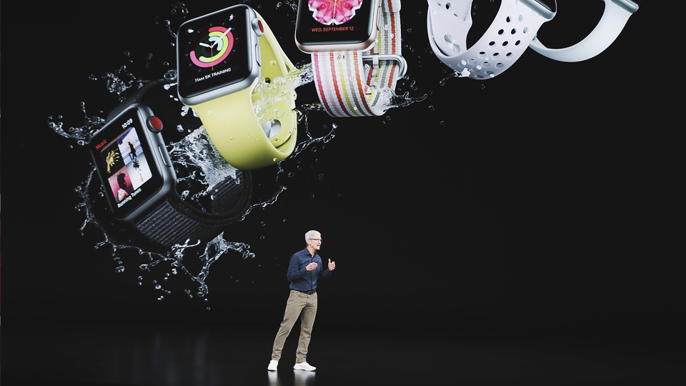 팀 쿡 애플 CEO가 12일(현지시간) 신형 아이폰 공개 행사에서 애플 워치를 소개하고 있다. (제공=뉴시스)