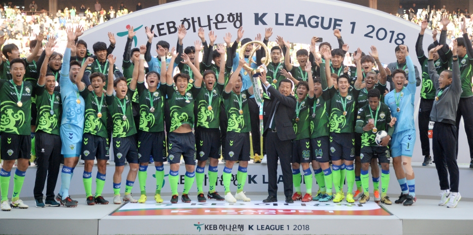 20일 전북 현대가  전주월드컵경기장에서 열린 2018 KEB 하나은행 K리그 통산 6회 우승을 달성하고 우승 트로피를 들어 올리고 있다. (사진=뉴시스)