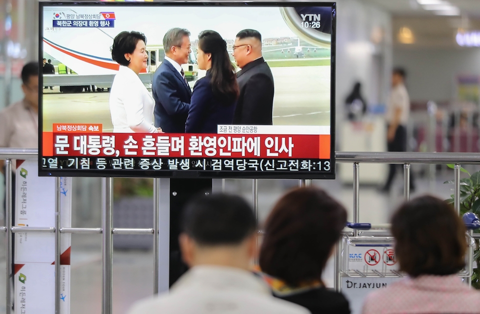 지난 9월 3차 남북정상회담의 평양 첫 만남을 TV 생중계로 보는 모습 (사진=뉴시스)
