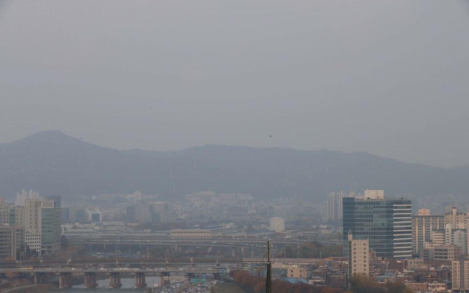9일 비가 그치고 중국발 미세먼지가 다시 몰려오고 있다다시  뿌옇게 물든 서울 도심 하늘(사진=뉴시스)