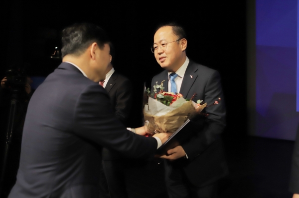 20일 KT&G 김진한 사회공헌실장이 ‘2018 법질서 유공 포상’ 시상식에서 대통령 표창을 받고 있는 모습(사진= KT&G)