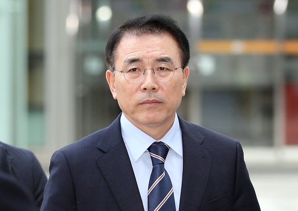 조용병 신한금융지주 회장이 19일 오후 서울동부지방법원에서 열린 첫 재판에 출석하기 위해 법원 청사로 들어서고 있다.  (사진=뉴시스)