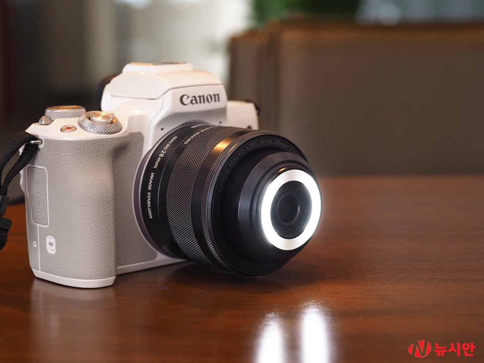 캐논의 가성비 미러리스 EOS M50 28mm&nbsp; 매크로 렌즈 장착 (사진=뉴시안 정윤희)<br>