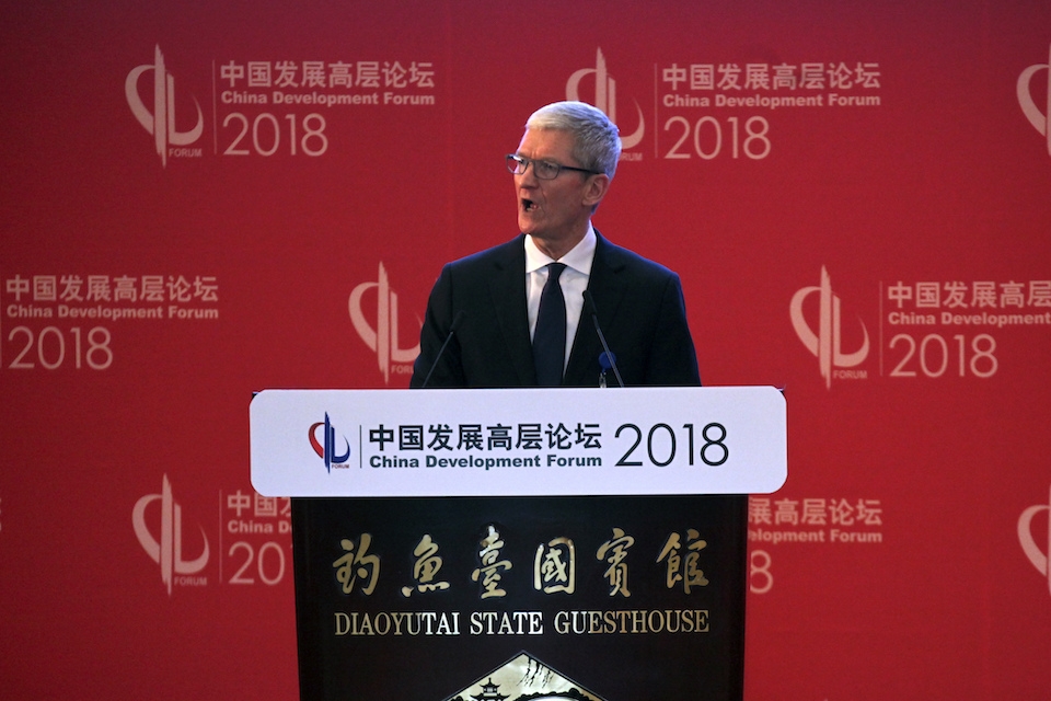 팀 쿡 애플 CEO가 지난 3월 중국 베이징에서 열린 중국발전포럼에서 연설하고 있다(사진=뉴시스)