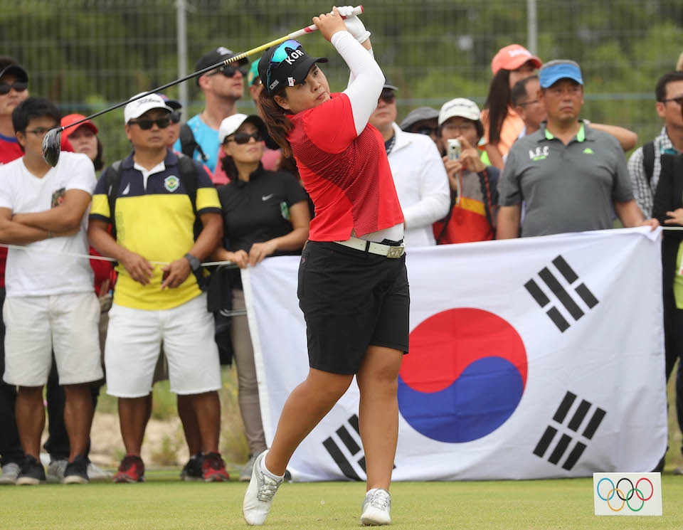 한국 여자골프 박인비가 2016 리우올림픽 여자 골프 결승라운드 경기 15번 홀에서 티샷을 하는 모습 (사진=AP/뉴시스)