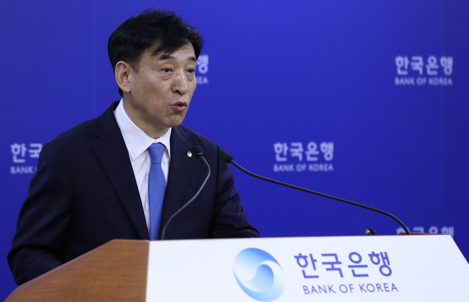 이주열 한국은행 총재가 18일 서울 중구 한국은행 기자실에서 통화정책방향을 발표하고 있다. (제공=뉴시스)