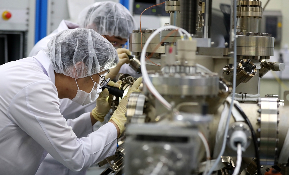 한국과학기술연구원에서 연구원들이 차세대 반도체 연구를 하는 모습 (사진=뉴시스)