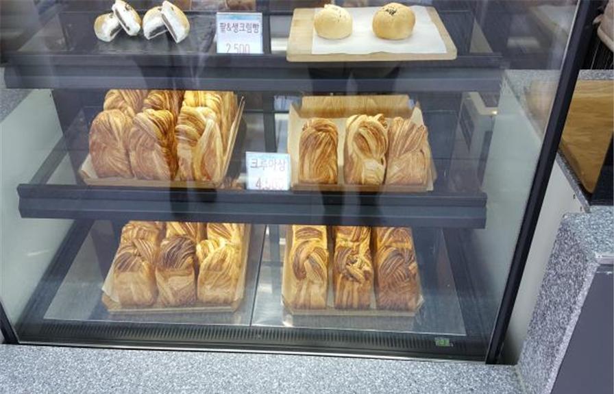 한 고속도로 휴게소에서 완제품 빵을 판매하면서 유통기한 등을 표시하지 않은 모습. (사진=장정숙 의원실 제공)