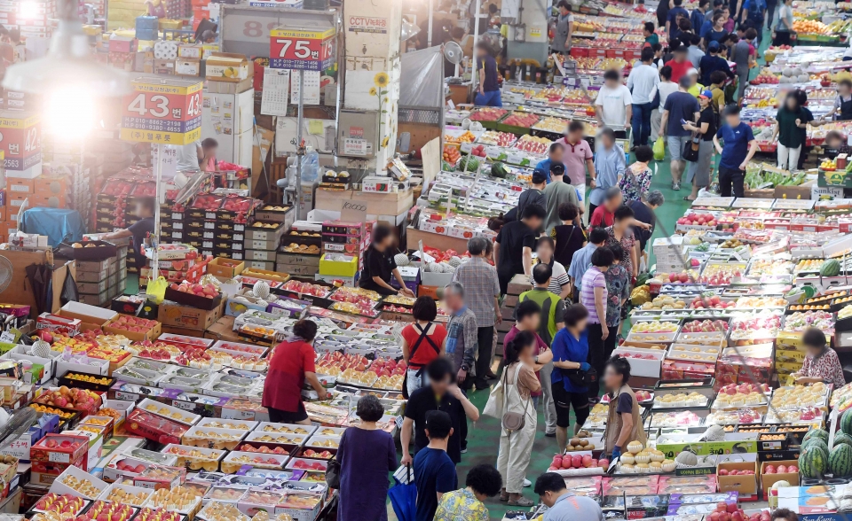 지난 8일 추석 연휴를 나흘 앞둔  부산 해운대구 반여농산물도매시장을 찾은 시민들이 선물용 또는 제수용 과일을 구입하고 있다.(사진=뉴시스)