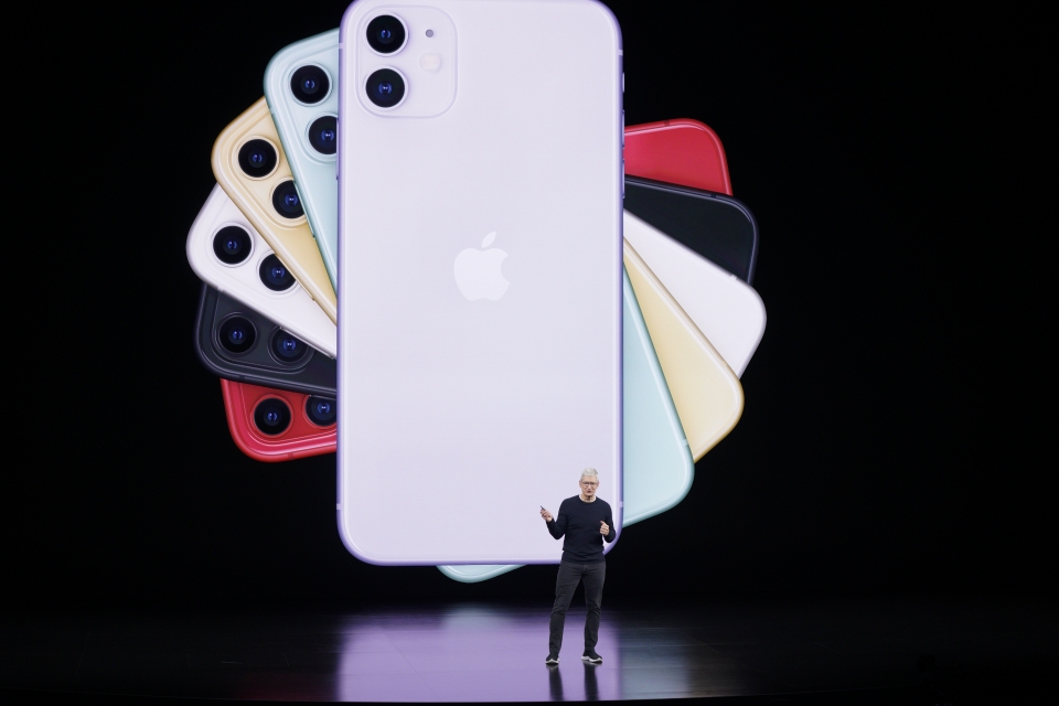 애플의 팀 쿡 CEO가 10일(현지시간) 미 캘리포니아주 쿠퍼티노의 스티브 잡스 극장에서 열린 '애플 스페셜 이벤트 2019' 중 아이폰 신제품에 관해 설명하고 있다. (사진=뉴시스)<br>