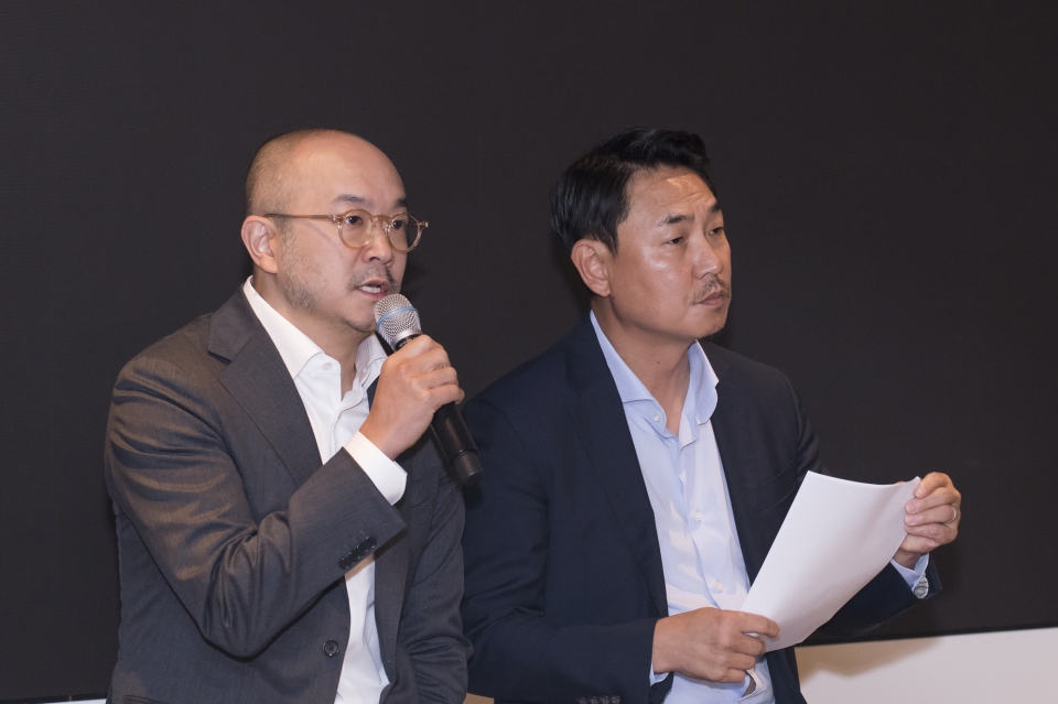여민수(오른쪽)·조수용(왼쪽) 카카오 공동대표가 25일 판교 오피스에서 기자간담회를 개최해 '뉴스 및 검색 서비스 개편 계획'에 대해서 발표를 하고 있다.(사진=카카오)
