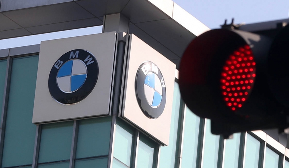 BMW가 지난해에 이어 최근 잇단 차량 화재로 또다시 안전성 논란에 휩싸였다. 하지만 BMW코리아 측은 부품 결함이 아닌 차주의 차량 관리 소홀 등 외부요인에 따른 것이라고 해명했다.(사진=뉴시스)