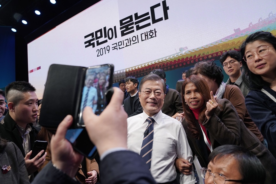 문재인 대통령이 지난 19일 오후 서울 MBC 미디어센터에서 열린 '국민이 묻는다, 2019 국민과의 대화'에 참석해 국민패널들과 기념촬영을 하고 있다. [사진 뉴시스]