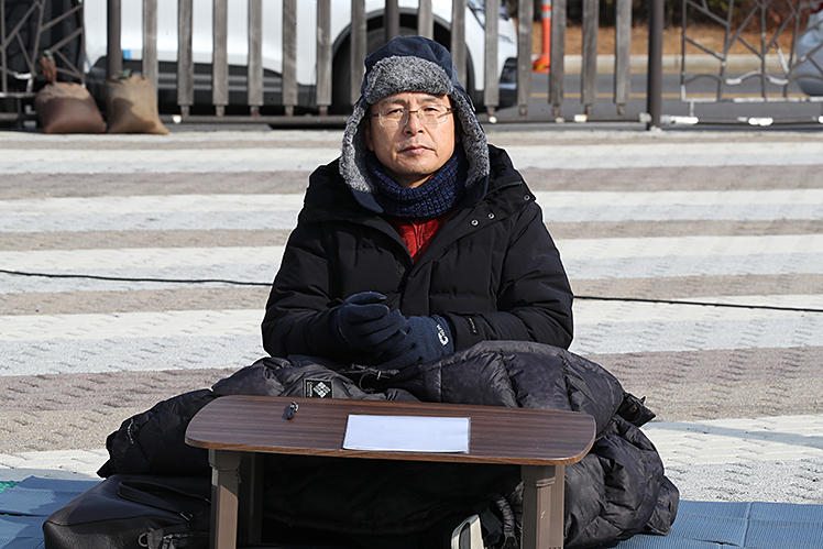 지난달 21일 청와대 앞 분수대 광장에서 단식 투쟁 2일차를 보내고 있는 황교안 자유한국당 대표 [사진 한국당]