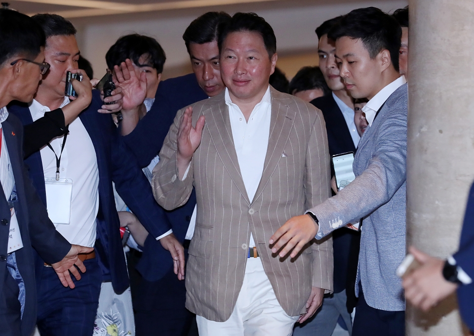 최태원 SK 회장이 지난 8월에 열린 2019 SK 이천포럼에 참석하고 있는 모습.(사진=뉴시스)