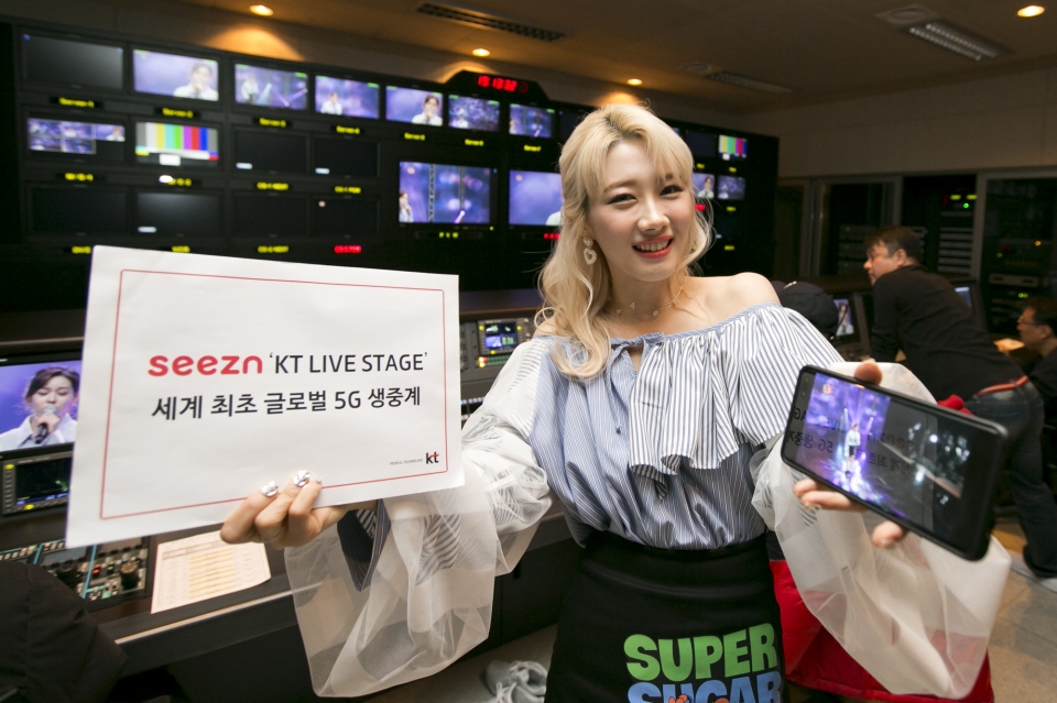 ‘KT Live Stage’에 출연한 가수 조하(JoHa)가 시즌(Seezn)을 통한 5G 생중계 모습을 소개하고 있다.