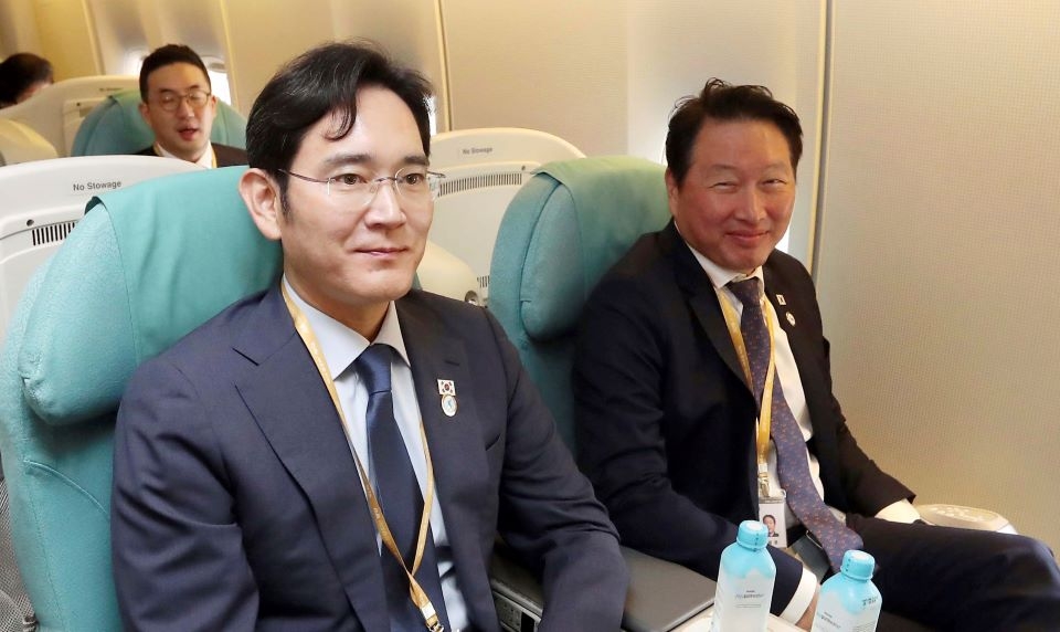 이재용 삼성전자 부회장(왼쪽)와 최태원 SK그룹 회장이 지난해  9월 북한 평양으로 가는 비행기 안에서 나란히 앉아 있는 모습.(사진=AP/뉴시스)