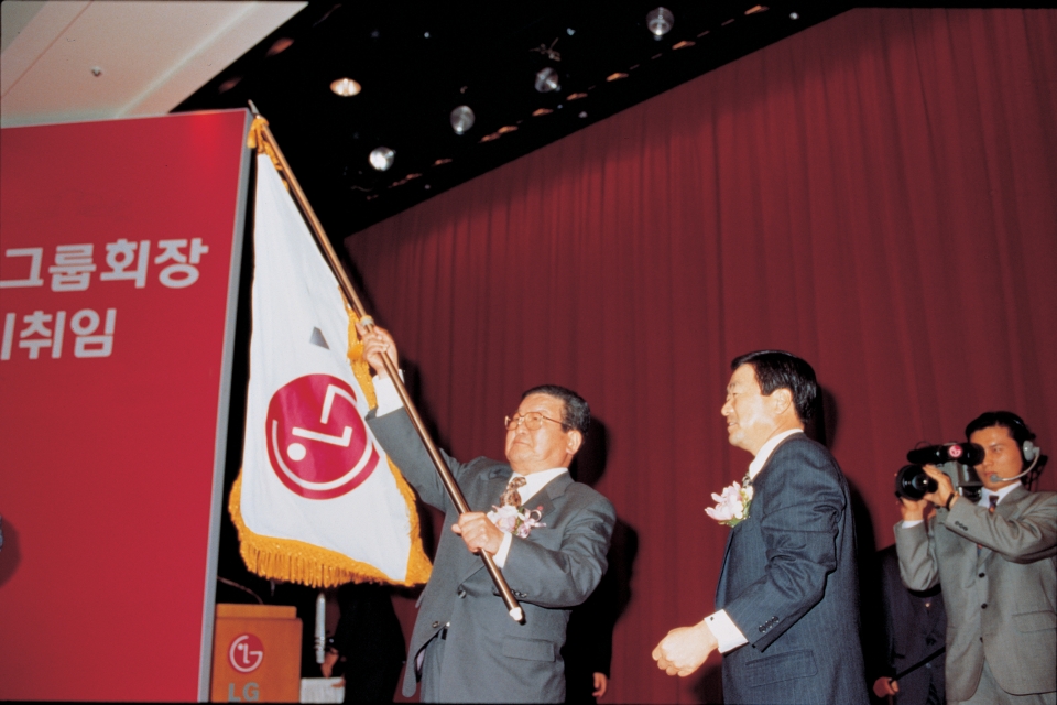 1995년 2월, 회장 이취임식에서 구자경 명예회장(왼쪽)이 구본무 회장에게 LG 깃발을 전달하는 모습.(사진=LG)