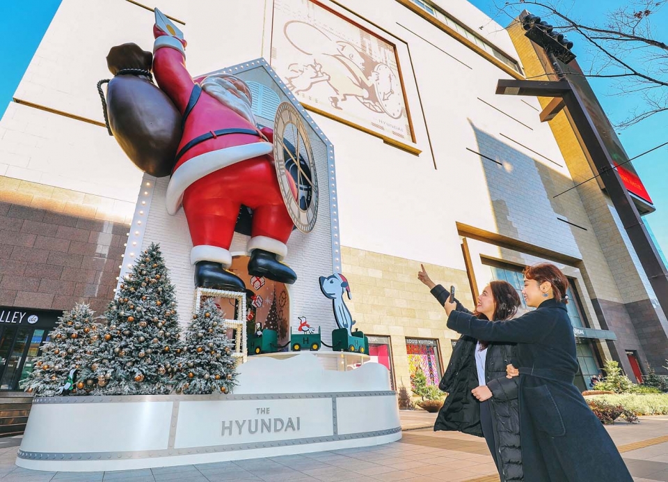 서울 현대백화점 무역센터점 앞에서 고객들이 설치된 대형 크리스마스 조형물을 구경하고 있다. 무역센터점에 들어서는 15m 높이의 크리스마스 조형물은 전세계 어린이들에게 선물을 배달하는 산타클로스를 콘셉트로 제작됐다.(사진=현대백화점)