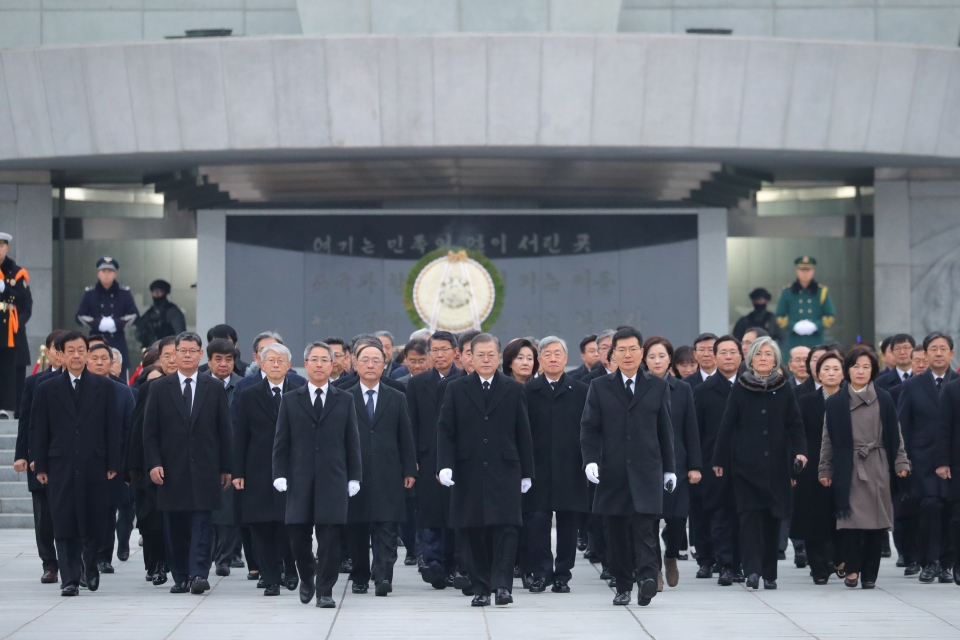 문재인 대통령과 국무위원들이 2일 오전 서울 동작구 국립서울현충원을 참배하고 있다. (사진=뉴시스)