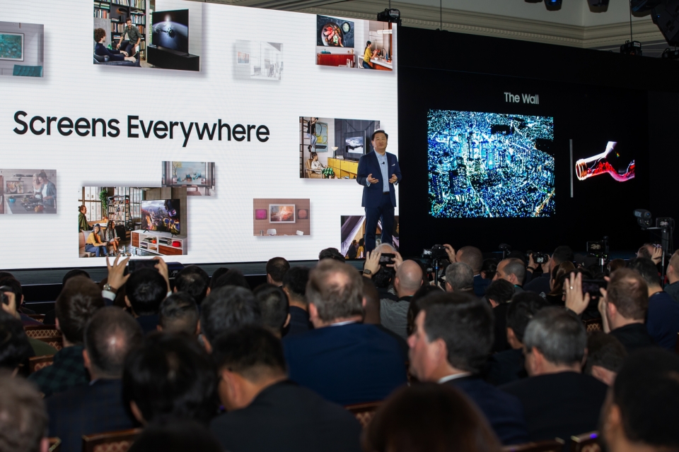 삼성전자 영상디스플레이 사업부장 한종희 사장이 삼성의 ‘스크린 에브리웨어(Screens Everywhere)’ 비전을 발표하고 있다. (사진=삼성전자)