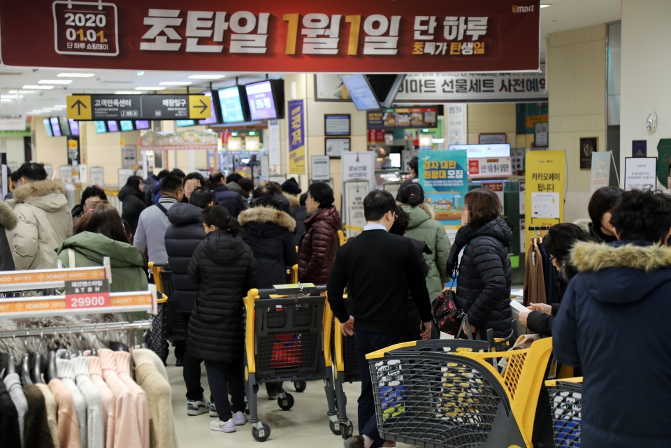 이마트가 새해 첫 날 단 하루 진행되는 대규모 초특가 행사 '초탄일' 행사를 연 1일 서울 성동구 이마트 성수점이 고객들로 붐비고 있다.(사진=이마트 제공)