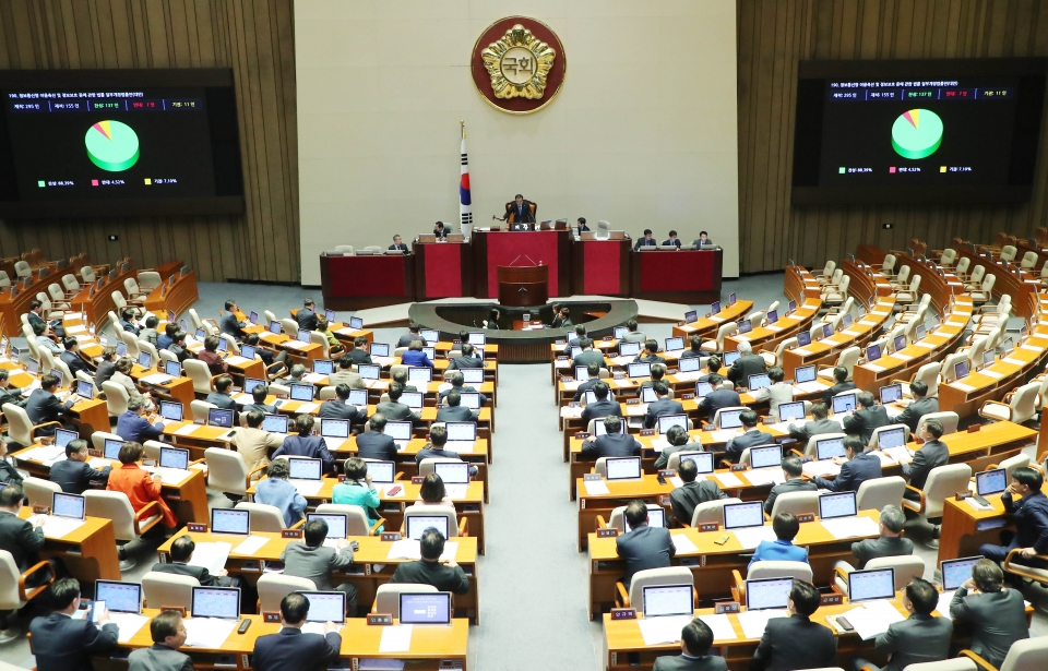 정보통신망 이용촉진 및 정보보호 등에 관한 법률 일부개정법률안이 9일 서울 여의도 국회에서 열린 제374회 국회(임시회) 제2차 본회의에 상정되어 가결되고 있다. (사진=뉴시스)