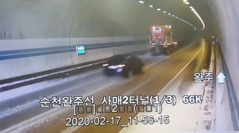 한국도로공사는 18일 보도자료를 내고 사고 발생 30여분 전인 전날 오전 11시 56분께 사고 구간에 대한 제설작업이 이뤄졌다고 밝혔다.(사진=한국도로공사 제공)