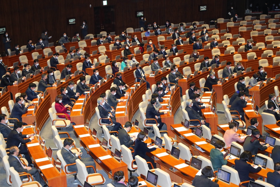 의원들이 26일 서울 여의도 국회에서 열린 본회의에 마스크를 착용하고 참석하고 있다.(사진=뉴시스)