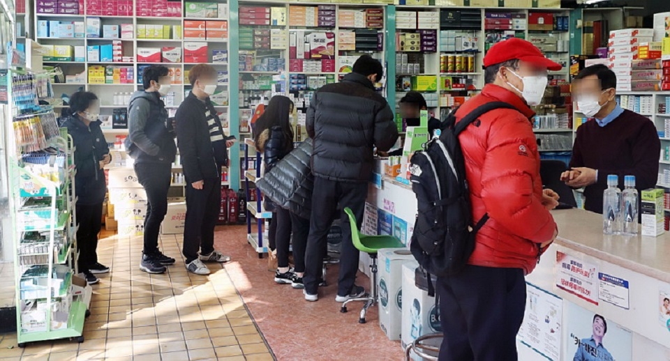 서울 종로5가의 한 약국에서 8일 시민들이 마스크를 구매하기 위해 줄을 서 있는 모습. (사진=뉴시스)
