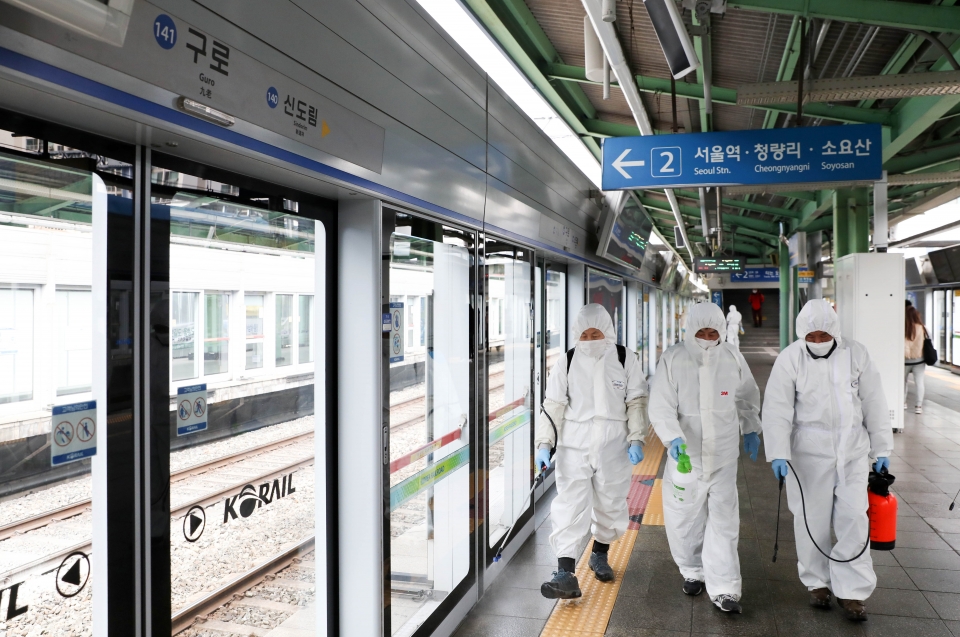 12일 코로나19 집단 감염 발생 콜센터가 위치한 코리아빌딩 인근인 서울 구로역에서 방역 작업이 진행되고 있다. (사진=뉴시스)